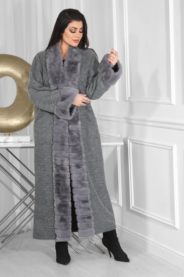 فروة شتوية طويلة مبطنة بالفرو من الداخل مزودة بفرو على الأطراف و الأكمام