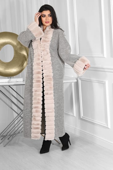 فروة شتوية طويلة مبطنة بالفرو من الداخل مزودة بفرو على الأطراف و الأكمام