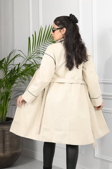 جاكيت شتوي رسمي طويل يصل للركبة بياقة مطوية وحواف محددة وحزام خصر قابل للتعديل