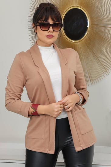 جاكيت شتوي رسمي قصير بياقة مطوية على طول الجاكيت وجيوب جانبية