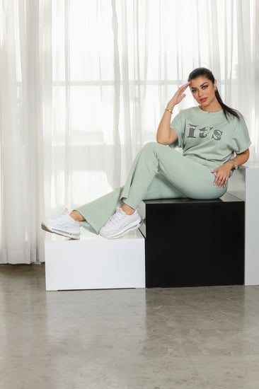 ترنج نسائي كاجوال طبي بنطال مع تيشيرت بأكمام قصيرة بطباعة أحرف