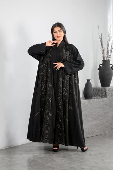 عباية كريب فاخر تطريز نحاس دبل كلوش مع شال ومزودة بأزرار طقطق