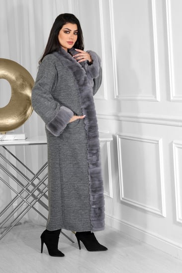 فروة شتوية طويلة مبطنة بالفرو من الداخل مزودة بفرو على الأطراف و الأكمام