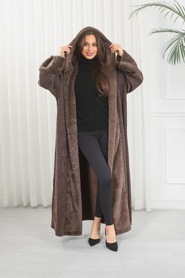 فروة شتوية مبطنة مع فرو على الأطراف وقبعة