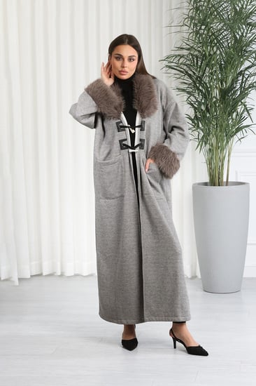 فروة شتوية طويلة مزودة بياقة وأطراف أكمام فرو بأزرار اغلاق خارجية