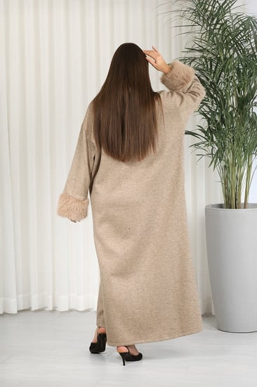 فروة شتوية طويلة مزودة بياقة وأطراف أكمام فرو بأزرار اغلاق خارجية