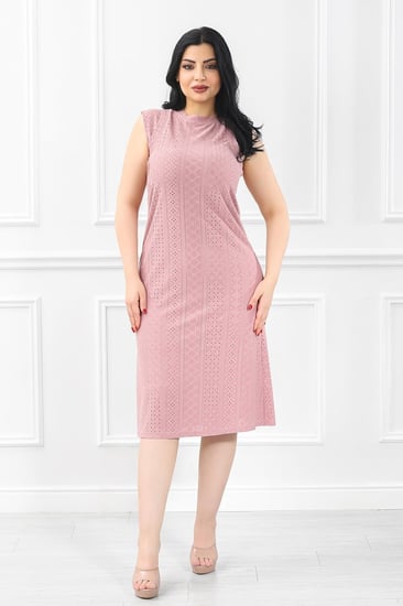 فستان كاجوال بتفاصيل مخرَّمة وياقة مغلقة بلا أكمام