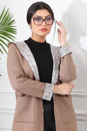 جاكيت شتوي رسمي طويل يصل للركبة مزود بنقشة مميزة على حواف التصميم ونهاية الأكمام