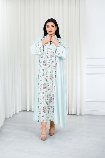 جلابية قماش بطول يصل للكاحل بياقة قصيرة مطرزة بالورد