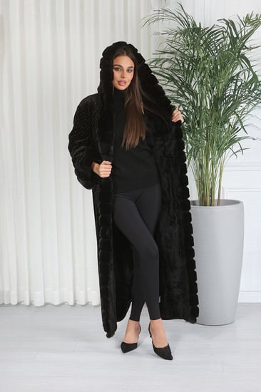 فروة شتوية طويلة مبطنة بالفرو من الداخل بلمعة من الخارج مزودة بالفرو على القبعة الأطراف و الأكمام