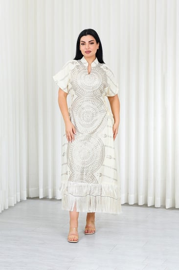 جلابية قماش بطول يصل للكاحل بأكمام قصيرة بتطريز جمل أنيق مزين بالترتر اللامع من الأمام وأحزمة على الجوانب