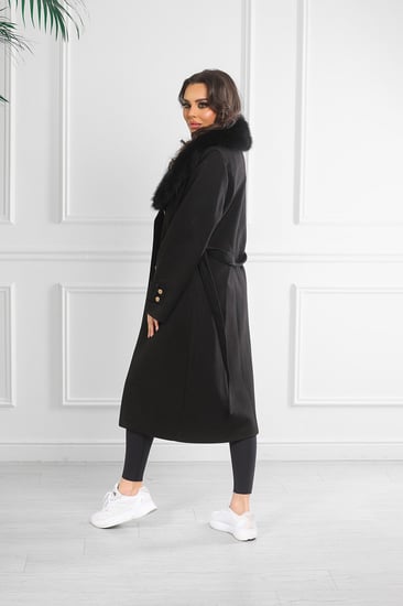 معطف شتوي فرو طويل يصل لمنتصف الساق مزود بفرو على الرقبة وحزام على الخصر قابل للتعديل ومزين بحزام يحتوي على أزرار على الأكمام