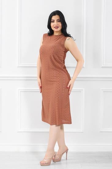 فستان كاجوال بتفاصيل مخرَّمة وياقة مغلقة بلا أكمام