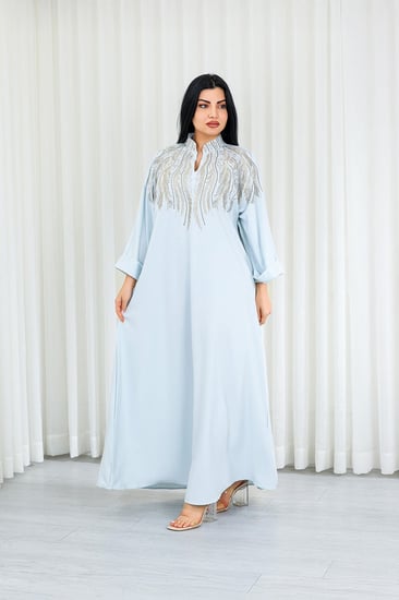 جلابية قماش بطول يصل للكاحل مزينة بتطريزات طولية على الصدر