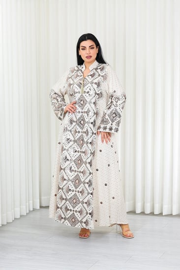 جلابية قماش بطول يصل للكاحل وياقة صغيرة مفتوحة على الصدر مزينة بتطريزات زخرفية على كامل القماش والأكمام