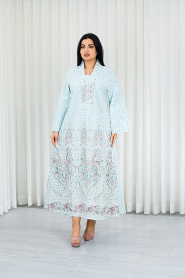 جلابية قماش بطول يصل للكاحل بياقة V وتطريز طاووس من الأمام ودوائر على الظهر