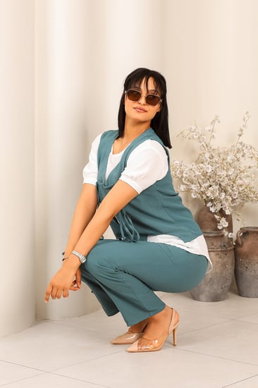 طقم نسائي كاجوال نص كم 3 قطع مزين بخطوط قماشية على الصدر وبنطال ضيق