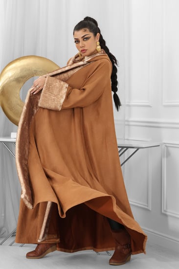 فروة شتوية مبطنة مع فرو على الأطراف