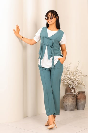 طقم نسائي كاجوال نص كم 3 قطع مزين بخطوط قماشية على الصدر وبنطال ضيق