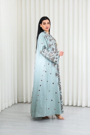 جلابية قماش بطول يصل للكاحل وياقة صغيرة مفتوحة على الصدر مزينة بتطريزات زخرفية على كامل القماش والأكمام