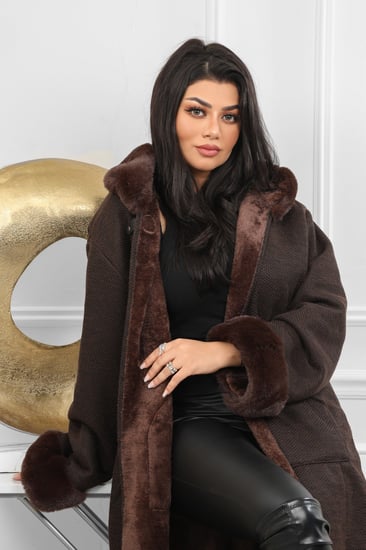 فروة شتوية طويلة مبطنة بالفرو من الداخل مزودة بفرو على القبعة و الأكمام بجيب كبيرة