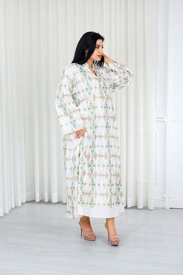 جلابية قماش بطول يصل للكاحل ونهايات أكمام واسعة وياقة صغيرة مفتوحة على الصدر مزينة بتطريزات هندسية بارزة على كامل القماش