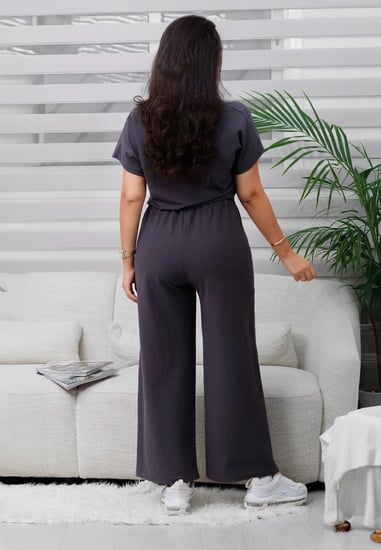 طقم نسائي كاجوال سادة توب نص كم مزين بربطة أمامية وبنطال واسع