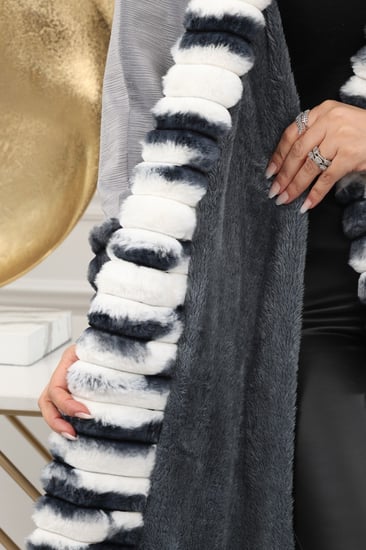 فروة شتوية طويلة أنيقة مبطنة بالفرو من الداخل وعلى الأطراف