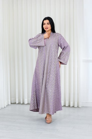 جلابية قماش بطول يصل للكاحل بياقة صغيرة وتطريز تقليدي أنيق