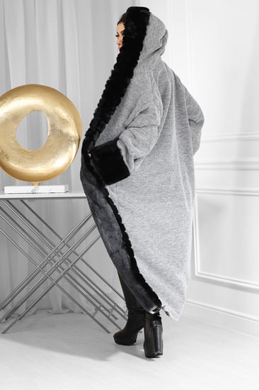 فروة شتوية بقبعة وفرو من الأمام والأكمام