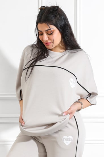 ترنج نسائي كاجوال بأكمام متوسطة الطول مزين بخط أبيض أفقي على التيشرت وخط طولي على البنطال