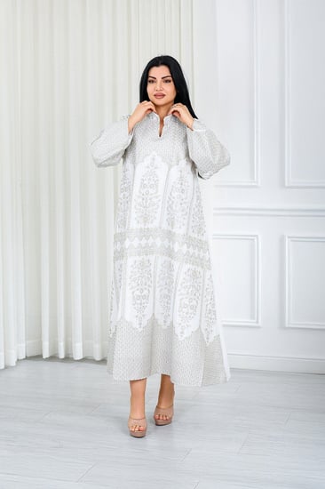 جلابية قماش بطول يصل للكاحل بياقة قصيرة مطرزة