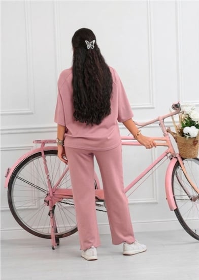 ترنج نسائي كاجوال طبي بنطال مع تيشيرت فضفاض بطبعة كتابة