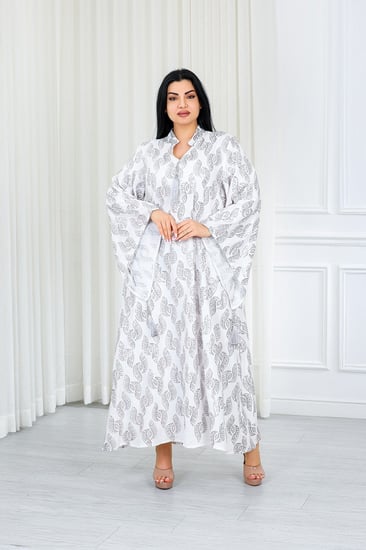 جلابية قماش بطول يصل للكاحل بنهايات أكمام واسعة جداً وياقة صغيرة بتطريز مغربي مزين بالترتر