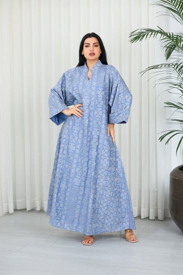 جلابية قماش بطول يصل للكاحل بأكمام واسعة مطوية متوسطة الطول وياقة صغيرة مزينة بالتطريزات على كامل القماش