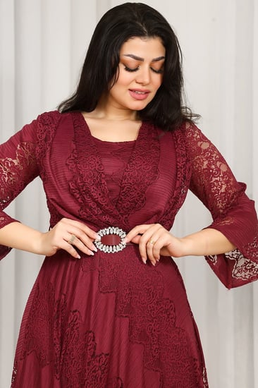 فستان سهرة دانتيل ياقة V وأكمام شفافة مزود بحزام على الخصر