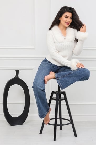 بلوزة صوف أكمام طويلة بياقه مزين بإضافة ريش