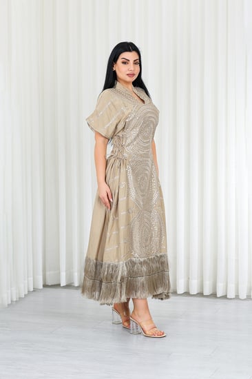 جلابية قماش بطول يصل للكاحل بأكمام قصيرة بتطريز جمل أنيق مزين بالترتر اللامع من الأمام وأحزمة على الجوانب