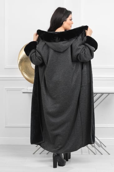 فروة شتوية طويلة مبطنة بالفرو من الداخل مزودة بفرو على القبعة و الأكمام بجيب كبيرة