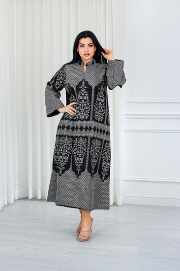 جلابية قماش بطول يصل للكاحل بياقة قصيرة مطرزة