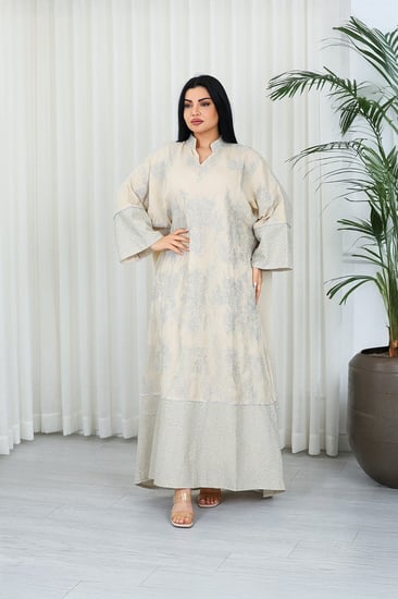 جلابية قماش بطول يصل للكاحل بنهايات أكمام واسعة وياقة صغيرة مزينة بالتطريزات والترتر على كامل القماش الأمامي