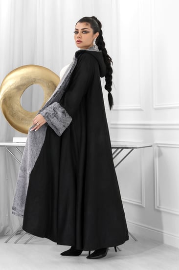 فروة شتوية مبطنة مع فرو على الأطراف