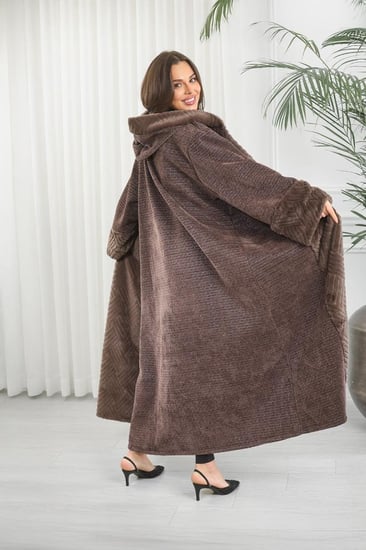 فروة شتوية مبطنة مع فرو على الأطراف وقبعة