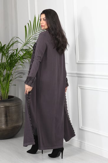 فروة شتوية طويلة بفتحة جانبية مزودة بفرو على الأكمام والأطراف