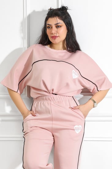 ترنج نسائي كاجوال بأكمام متوسطة الطول مزين بخط أبيض أفقي على التيشرت وخط طولي على البنطال