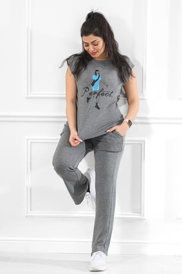 ترنج نسائي كاجوال طبي ربع كم مزين بطبعة فتاة باللون الأزرق على الصدر وكلمة Perfect والبنطال سادة مزود بجيب