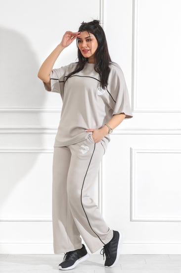 ترنج نسائي كاجوال بأكمام متوسطة الطول مزين بخط أبيض أفقي على التيشرت وخط طولي على البنطال