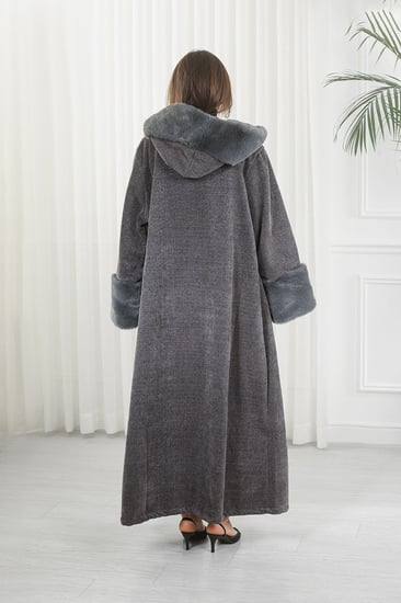 فروة شتوية طويلة مبطنة بالفرو من الداخل مزودة بقبعة وأطراف أكمام فرو