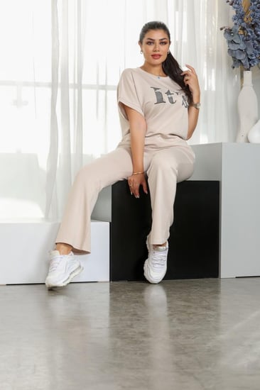 ترنج طبي بنطال مع تيشيرت بأكمام قصيرة بطباعة أحرف