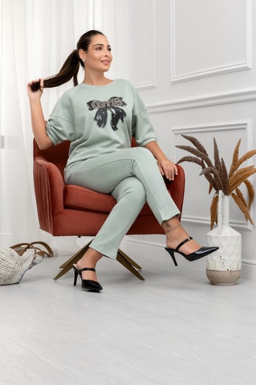 ترنج طبي بنطال مع تيشيرت بياقة ومطبوعة بفيونكة